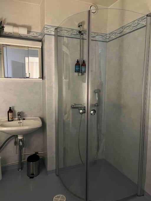 Apartment Spacious For 5 Next To The Train Station