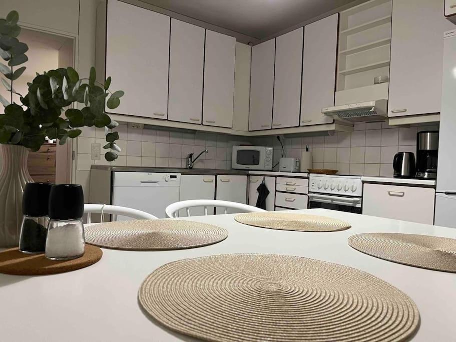 Spacious For 5 Next To The Train Station *
